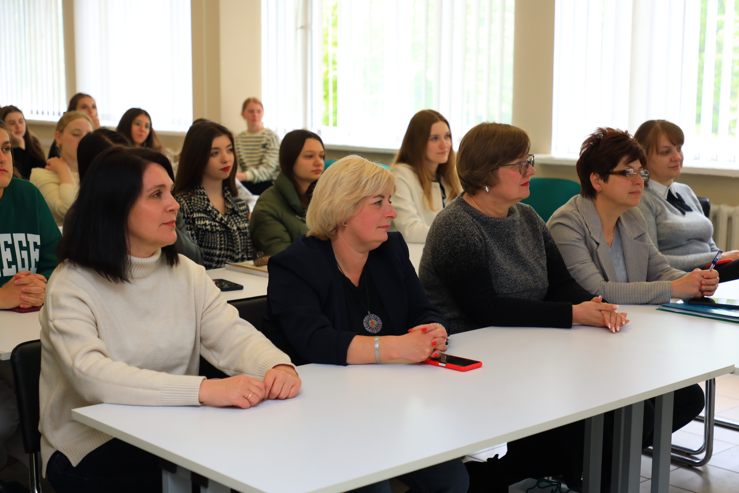 Викладачі та студенти факультету філології і журналістики.JPG